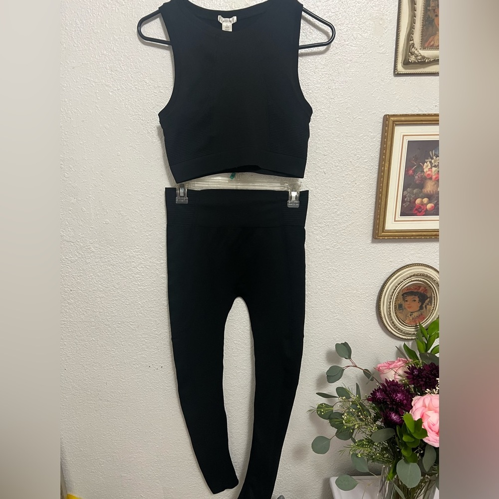 Like New Women’s Athletic Set. High Quality Size M/L